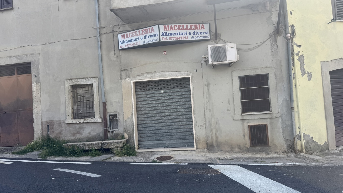 Negozio in affitto a Vico nel Lazio