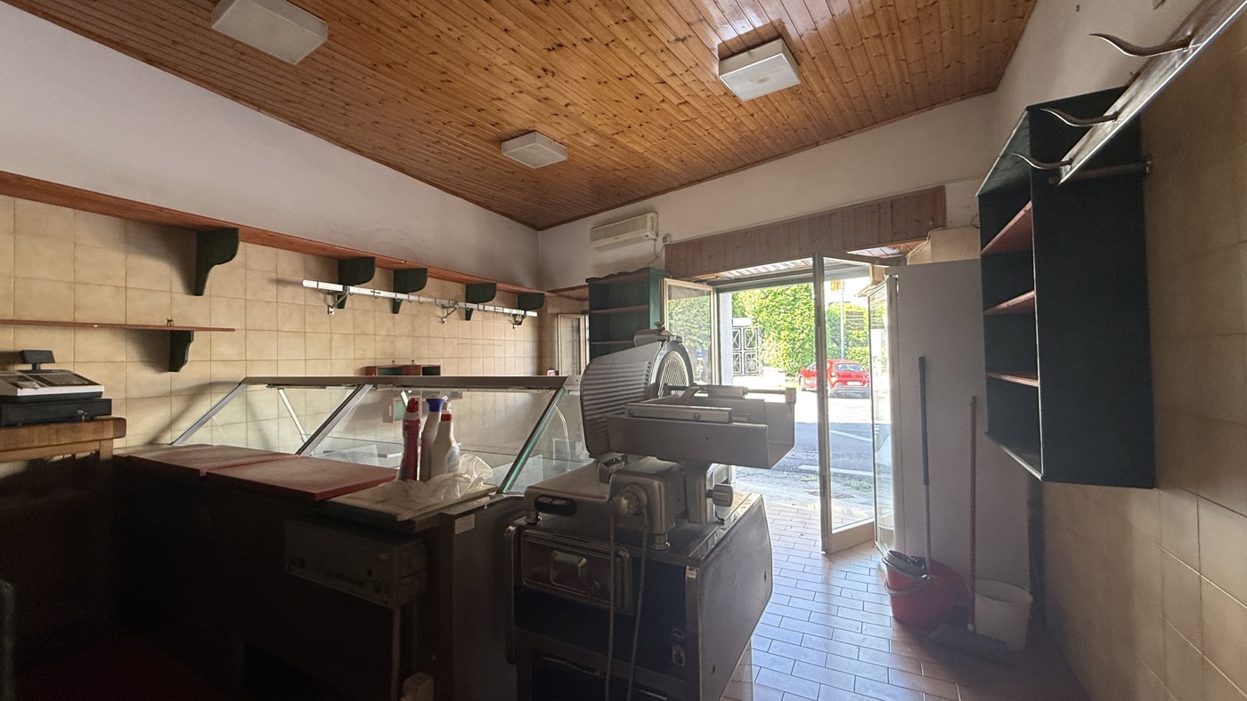 Negozio in affitto a Vico nel Lazio