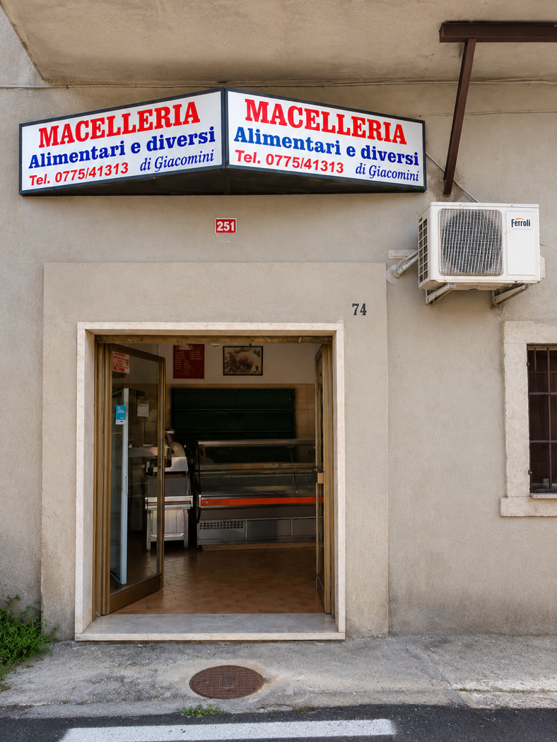 Negozio in affitto a Vico nel Lazio