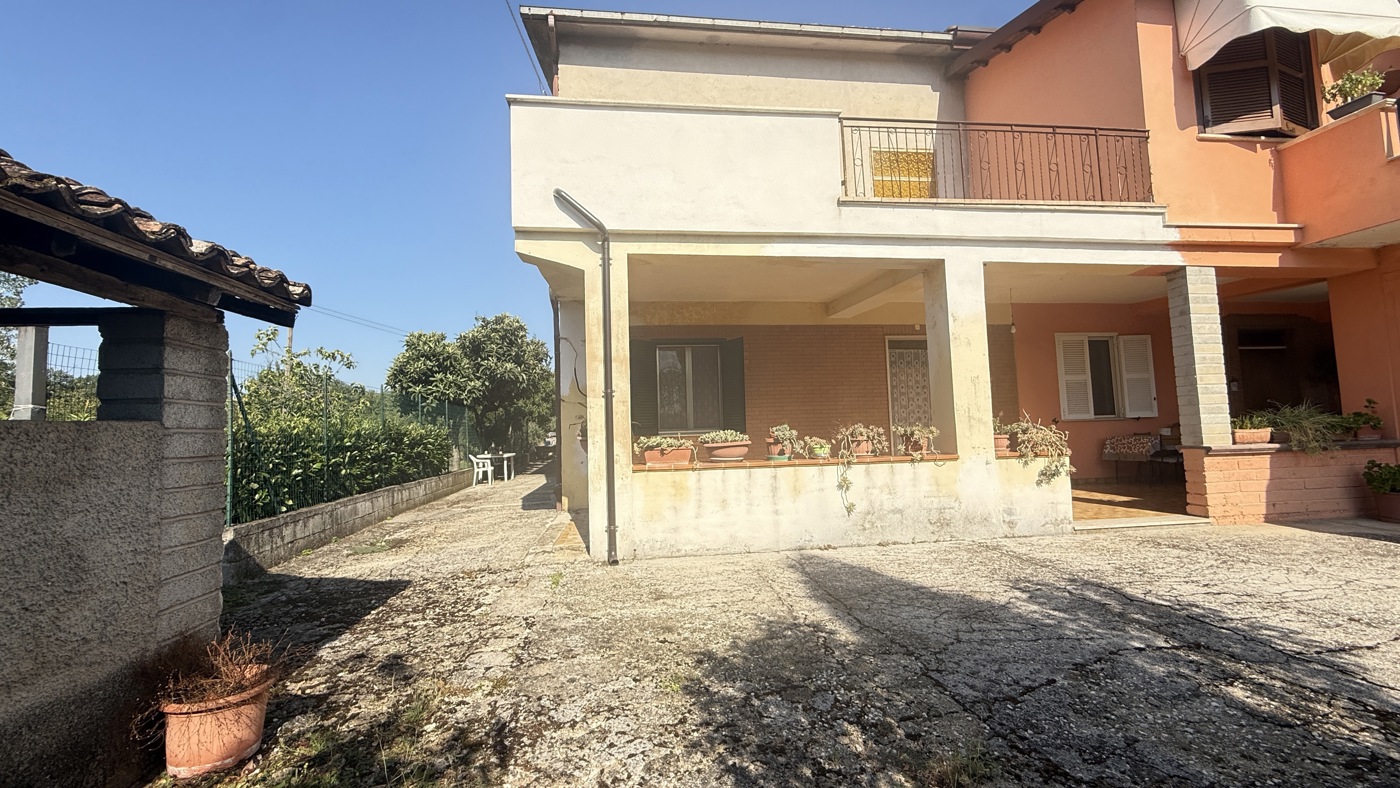 Villa Bifamiliare con giardino a Alatri