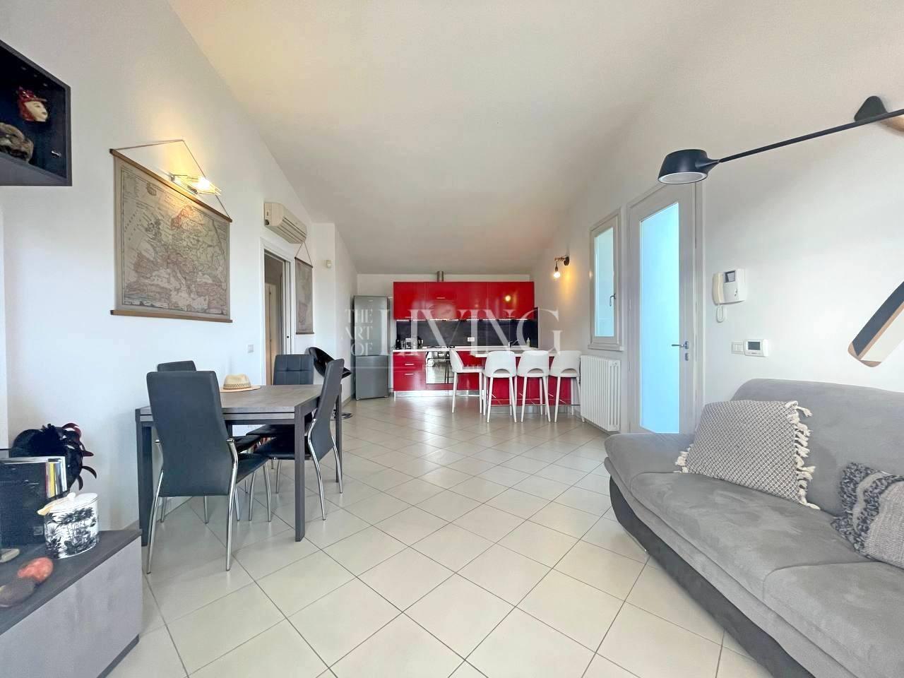 Attico con terrazzo, Lucca sant'angelo in campo