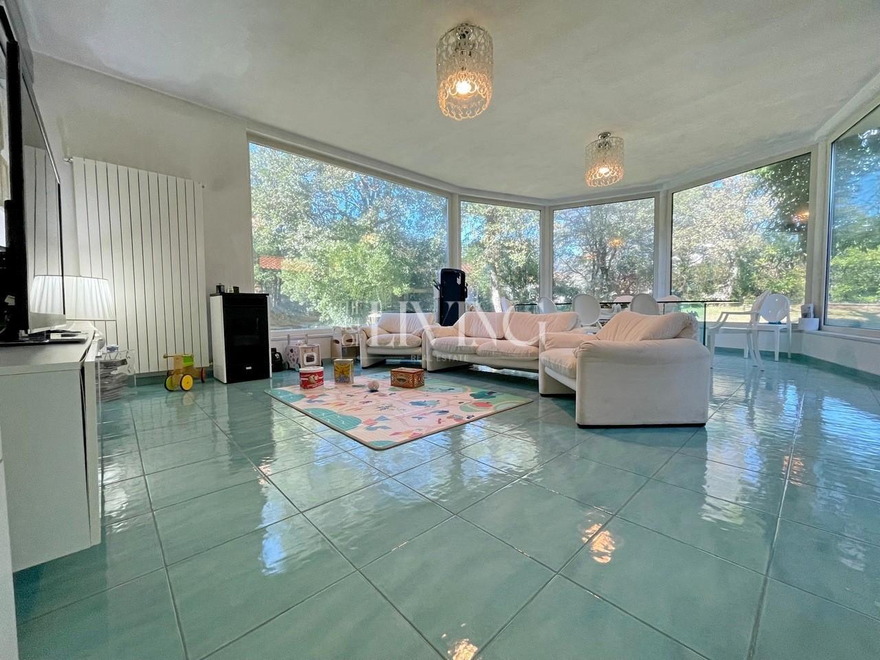 Villa con giardino, Lucca farneta