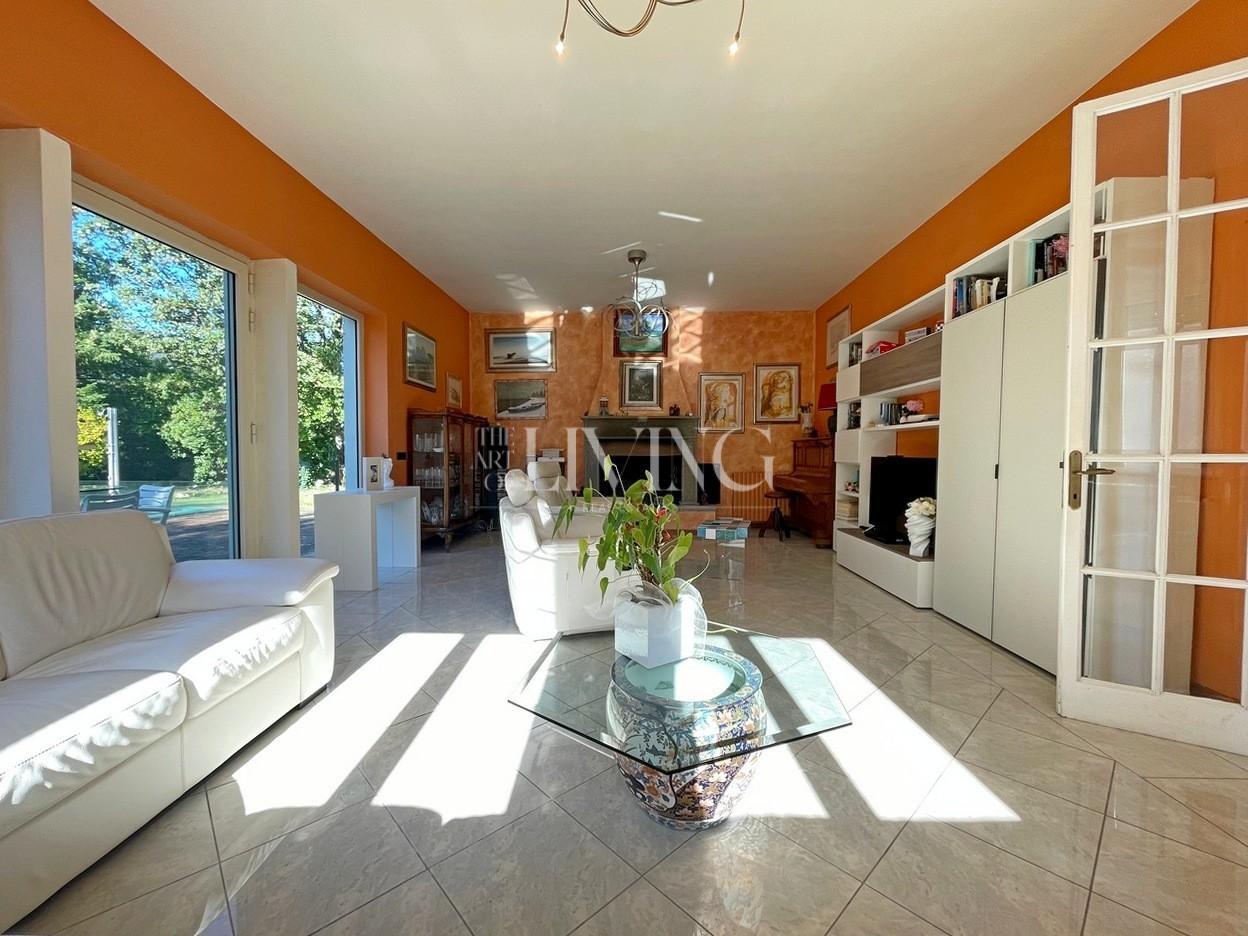 Villa con giardino, Lucca farneta