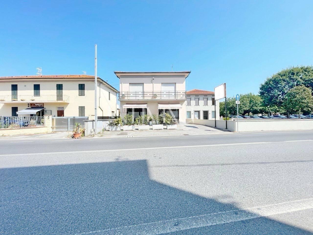 Negozio ristrutturato, Capannori lunata