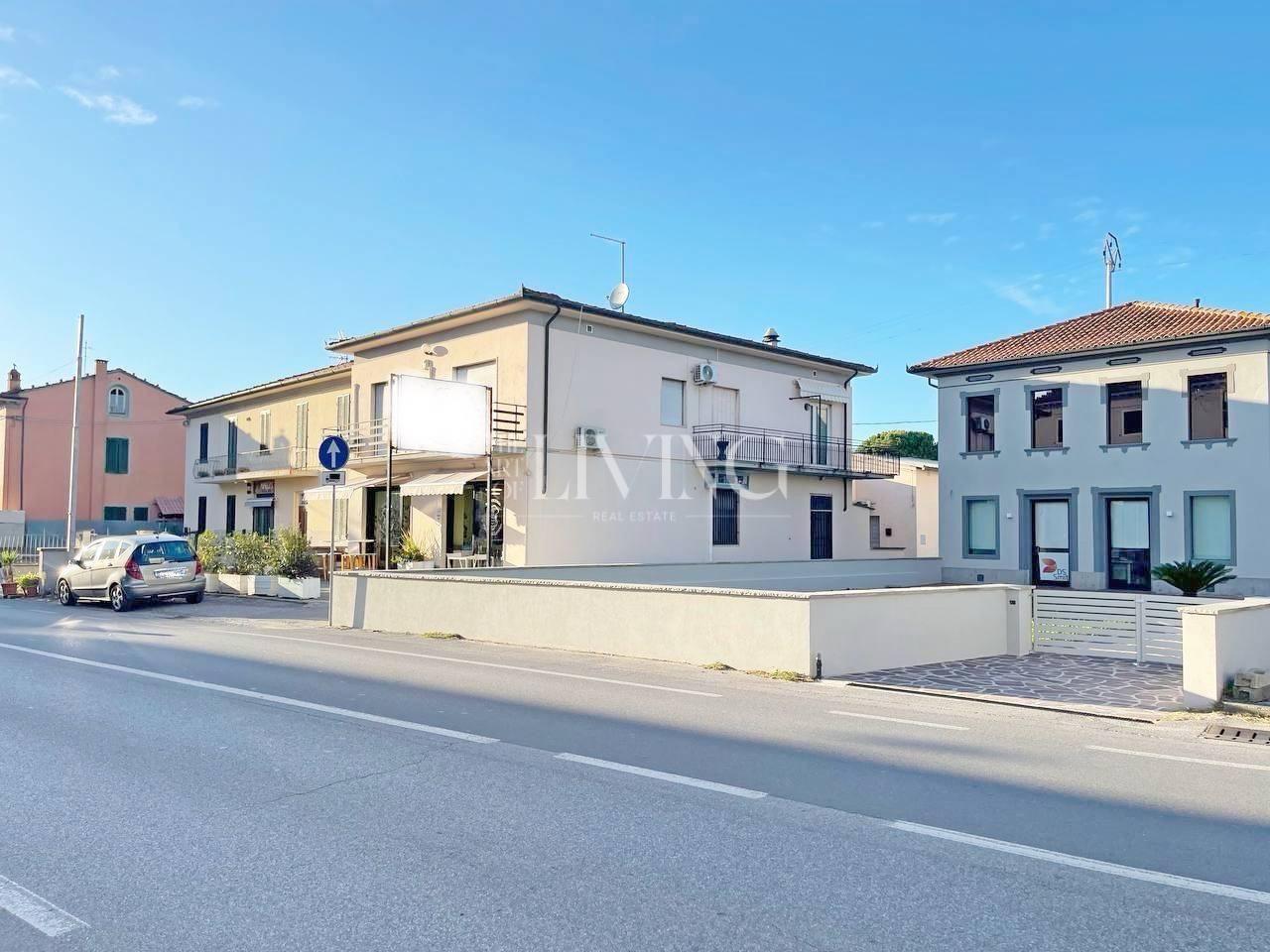 Negozio ristrutturato, Capannori lunata