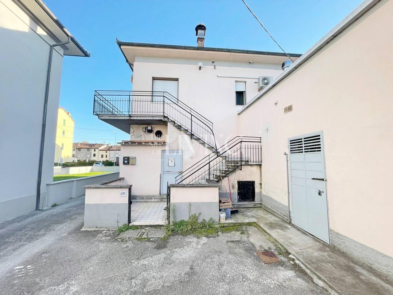 Negozio ristrutturato, Capannori lunata