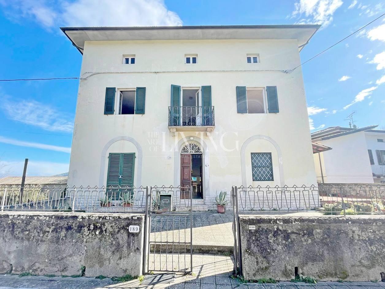 Villa con giardino, Lucca santa maria del giudice