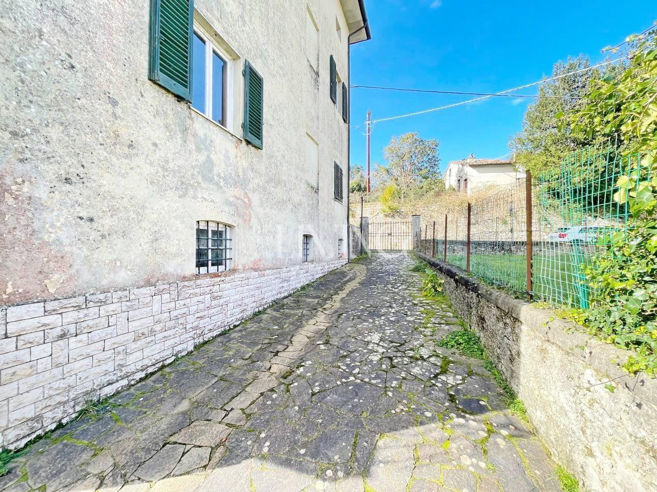 Villa con giardino, Lucca santa maria del giudice