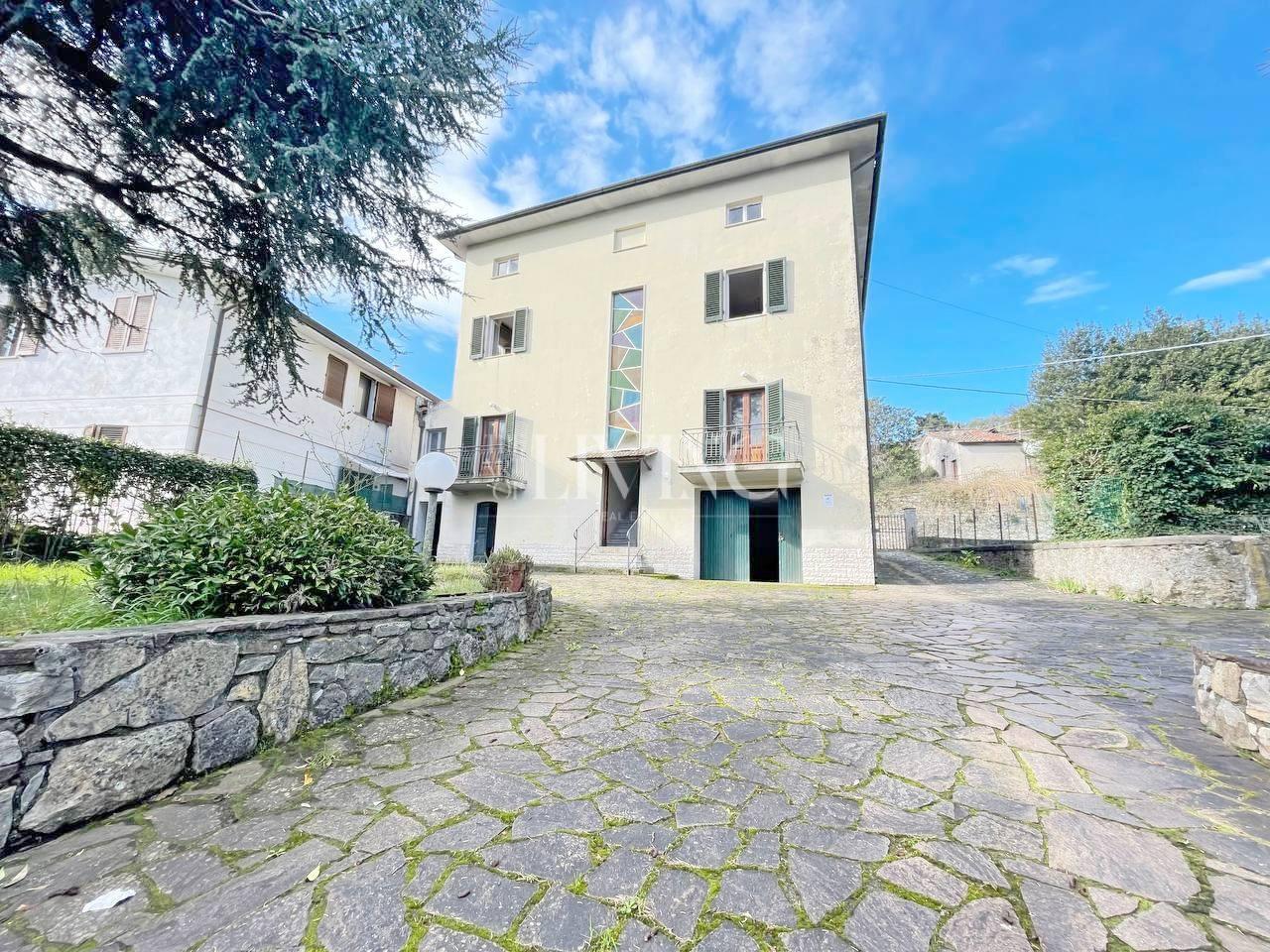 Villa con giardino, Lucca santa maria del giudice