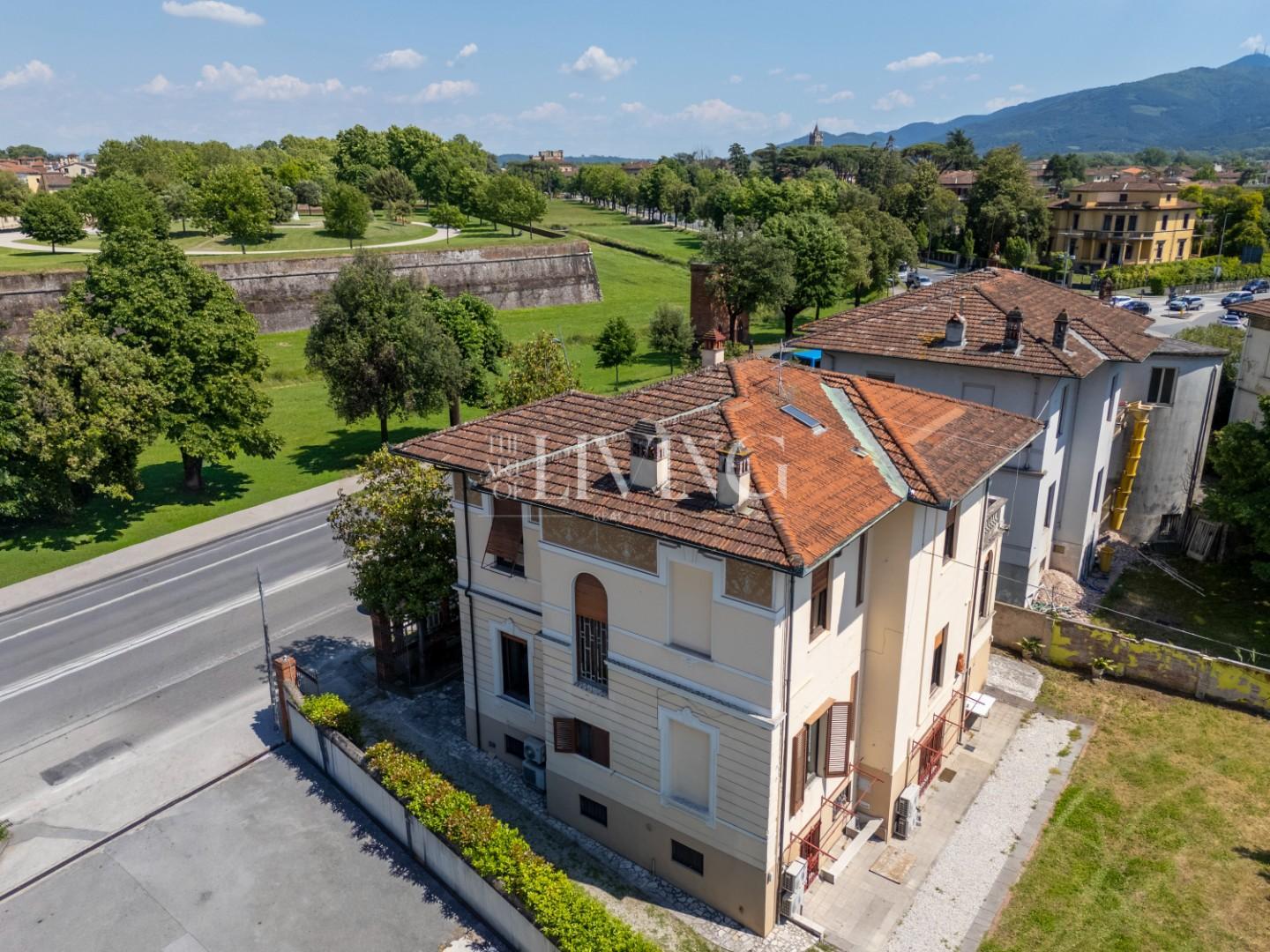 Villa con giardino, Lucca sant'anna