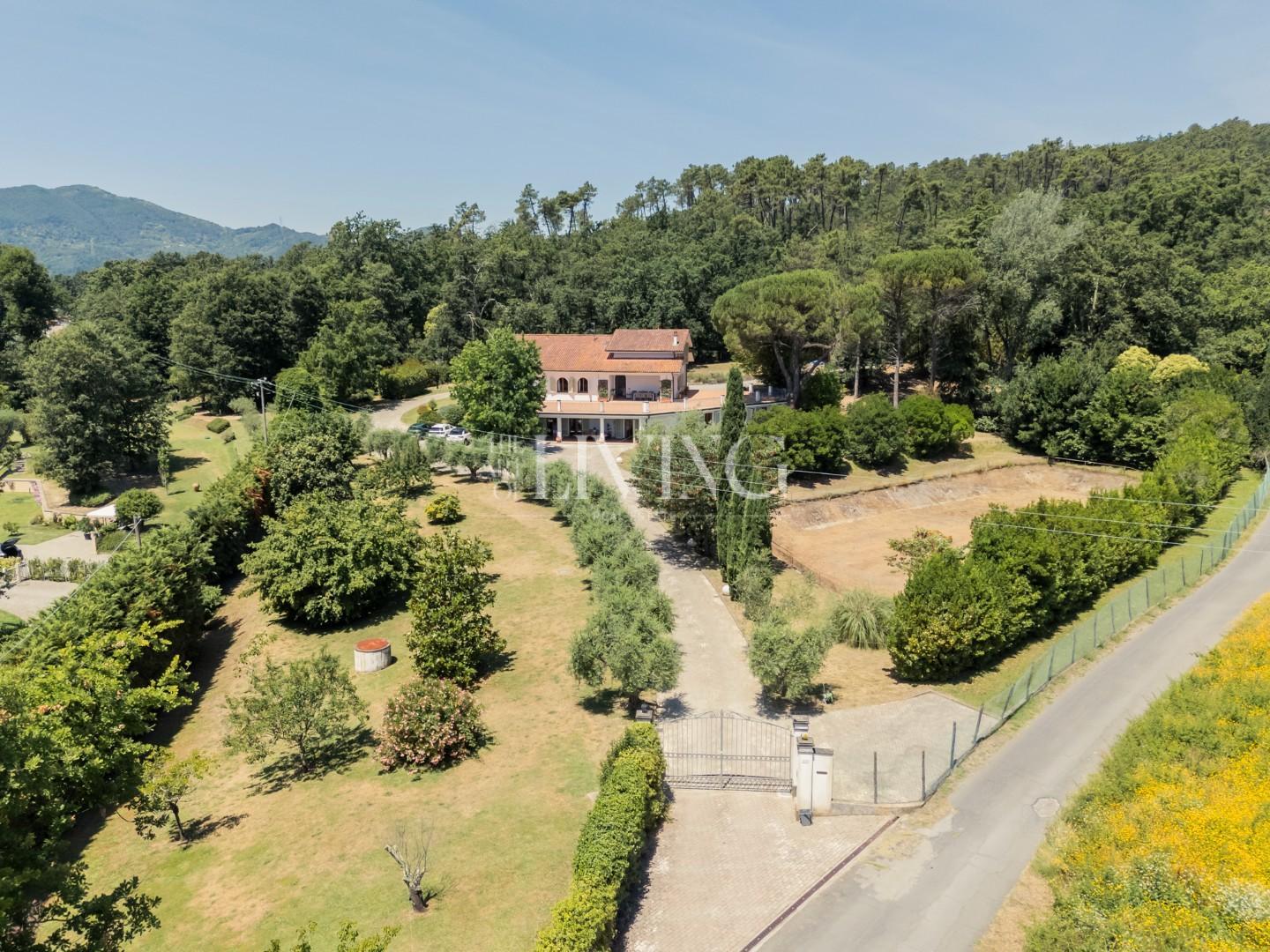 Villa con giardino, Lucca carignano