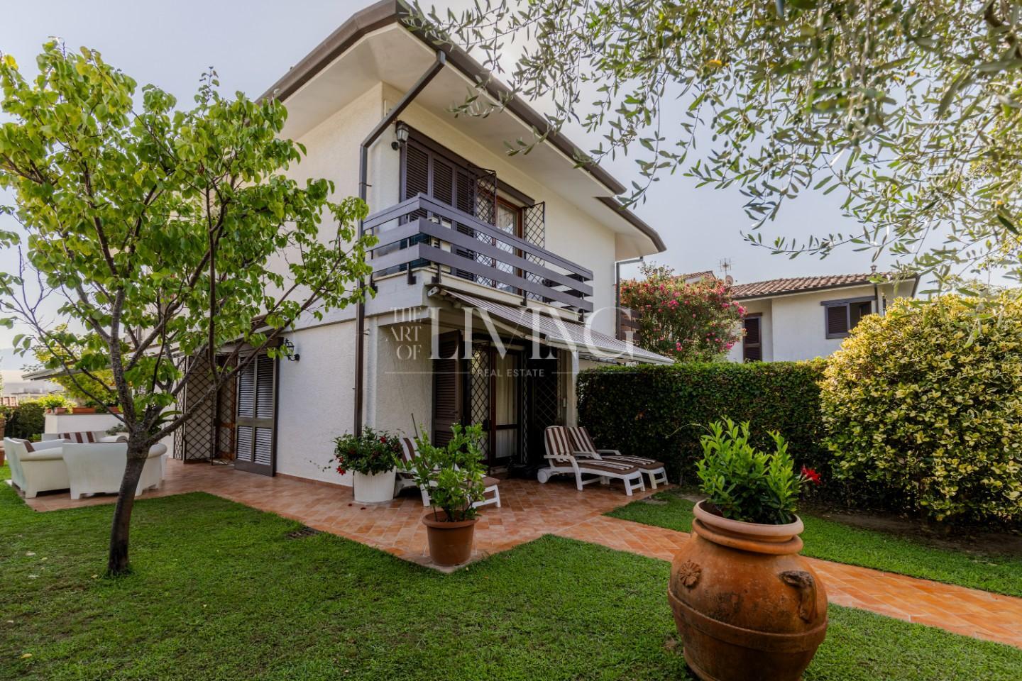 Villa Bifamiliare con giardino, Pietrasanta focette