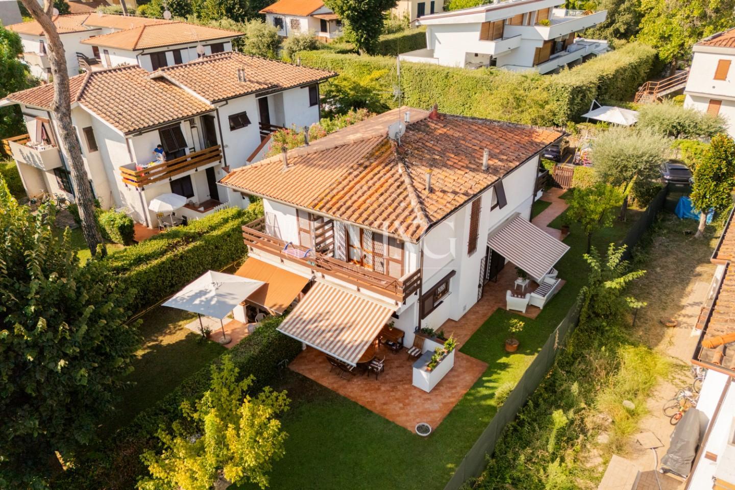 Villa Bifamiliare con giardino, Pietrasanta focette