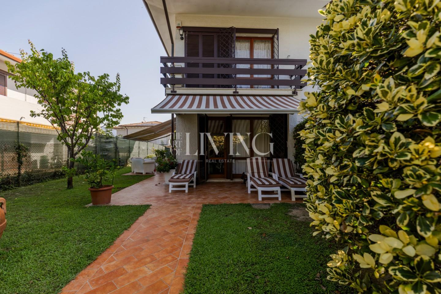 Villa Bifamiliare con giardino, Pietrasanta focette