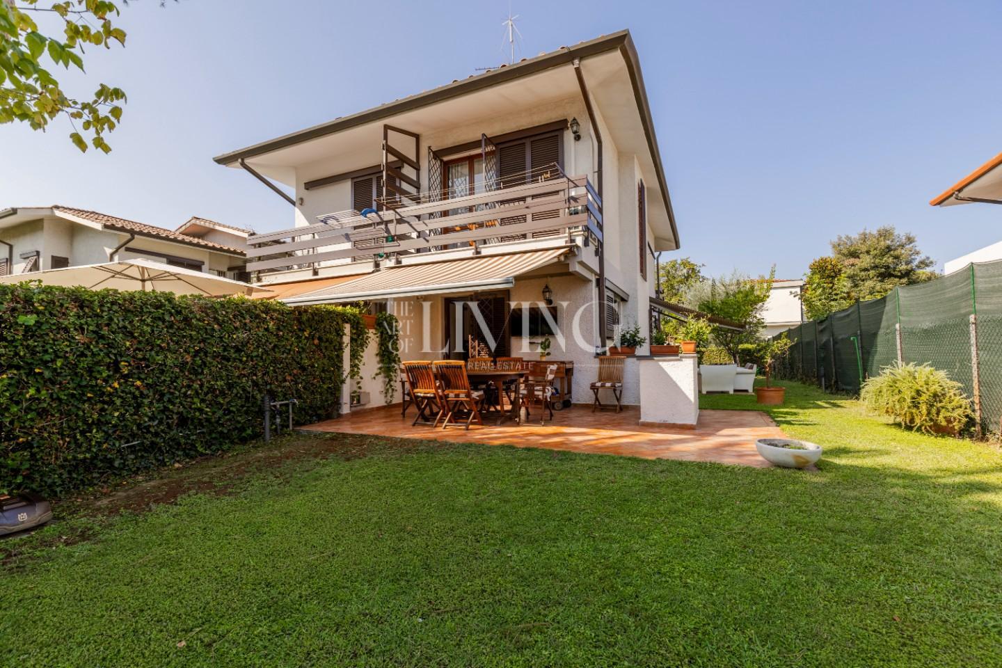 Villa Bifamiliare con giardino, Pietrasanta focette