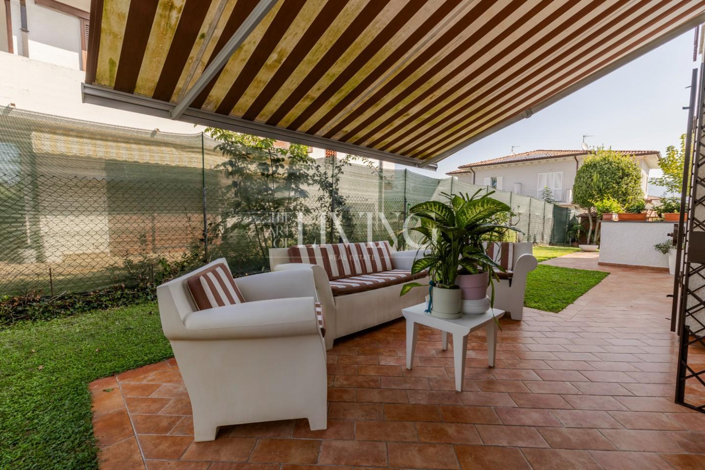 Villa Bifamiliare con giardino, Pietrasanta focette