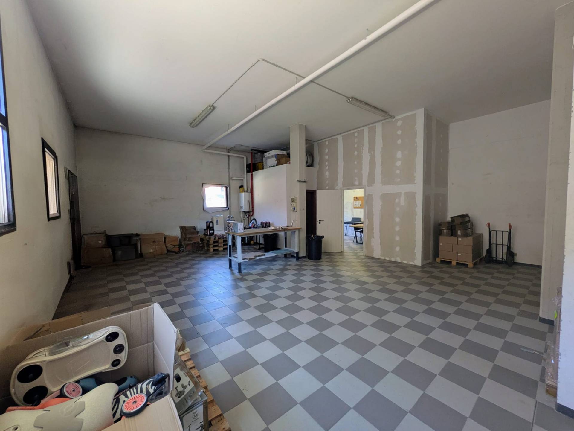 Locale commerciale in affitto a Verona, Quinzano