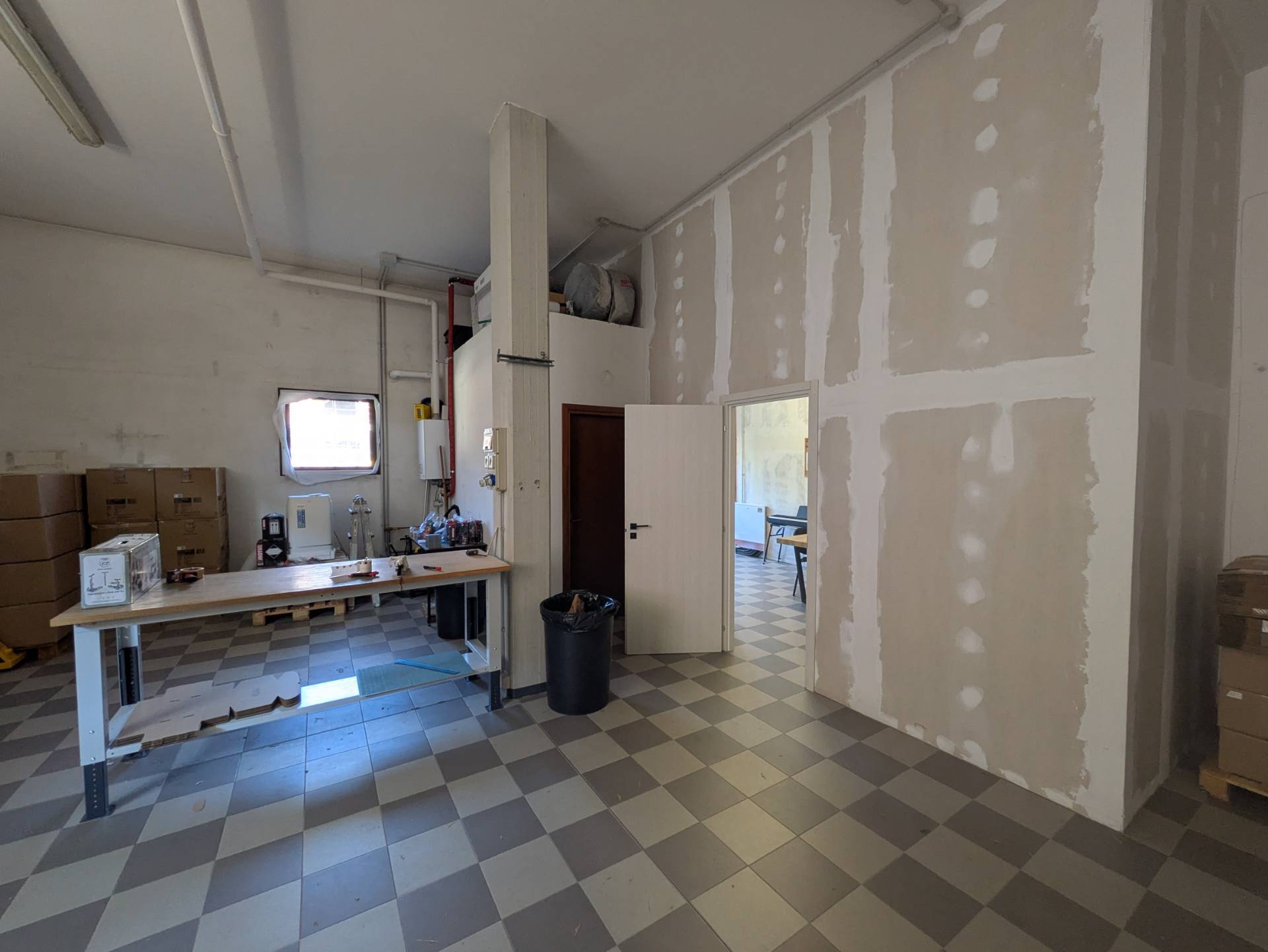 Locale commerciale in affitto a Verona, Quinzano