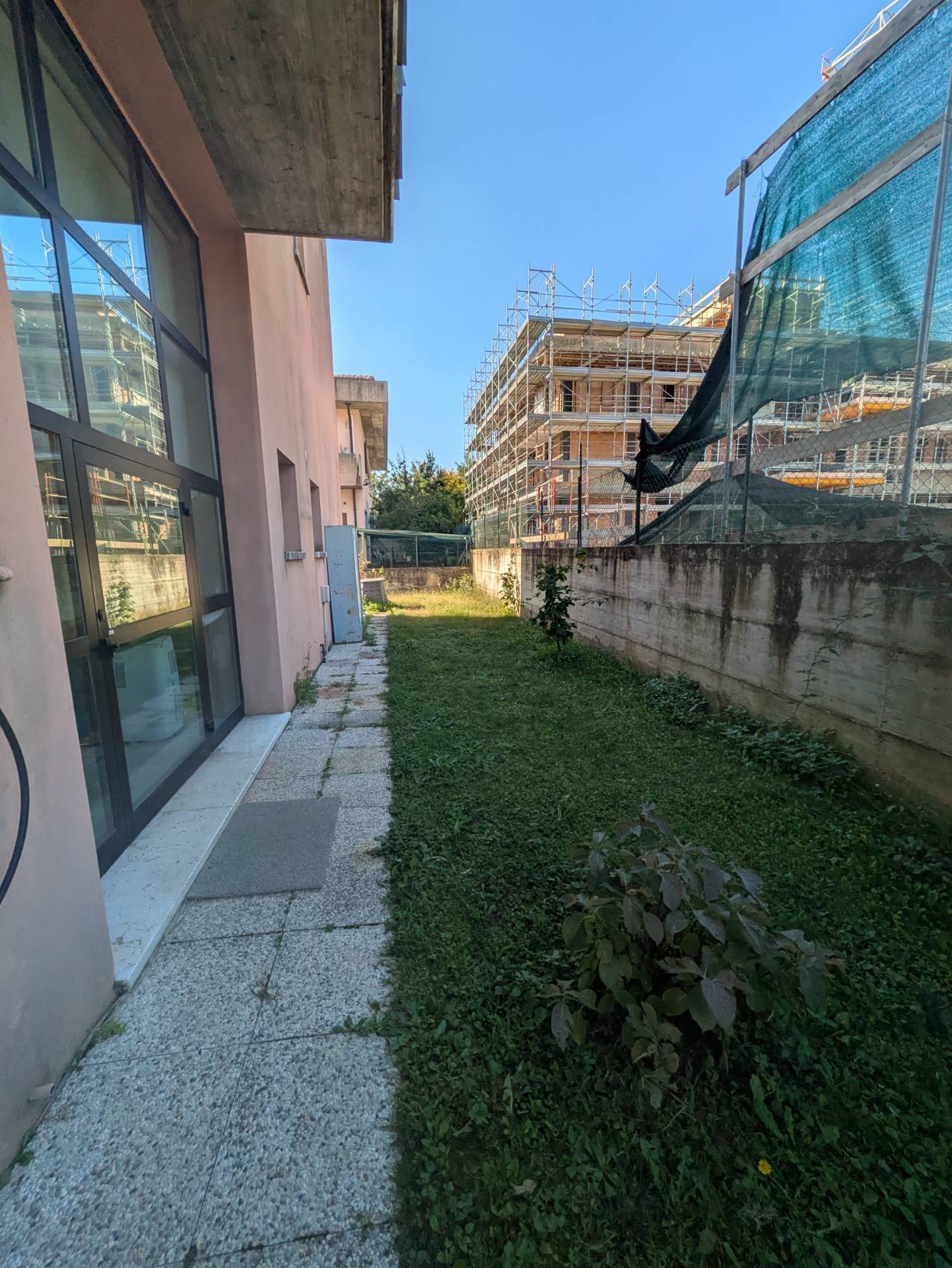 Locale commerciale in affitto a Verona, Quinzano