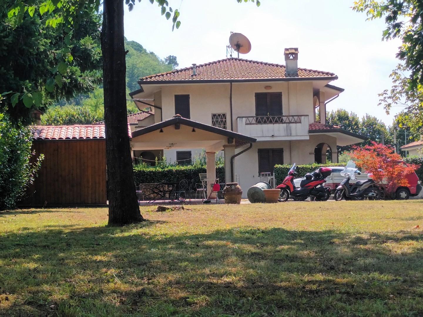 Villa Bifamiliare con giardino, Camaiore vado
