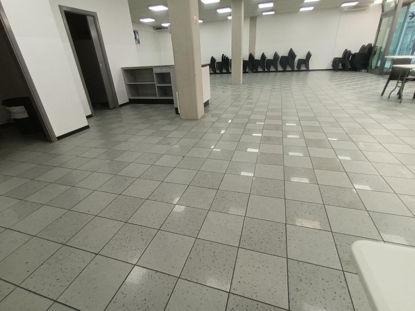 Locale commerciale in affitto, Lucca sant'anna