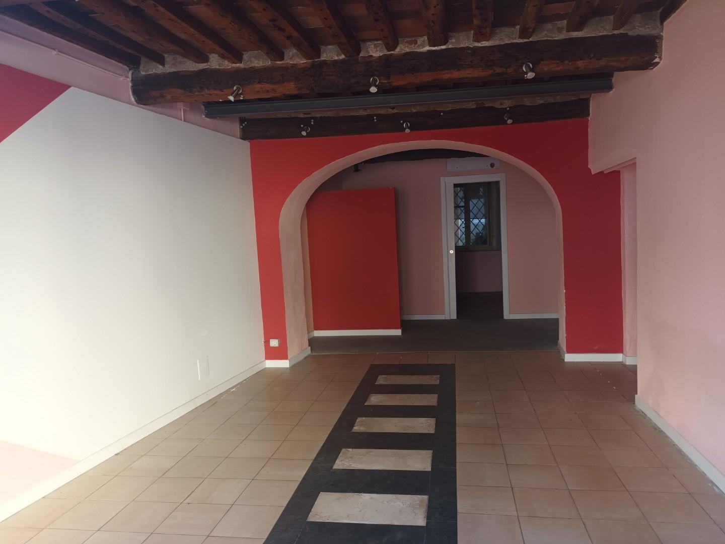 Locale commerciale ristrutturata, Lucca centro storico