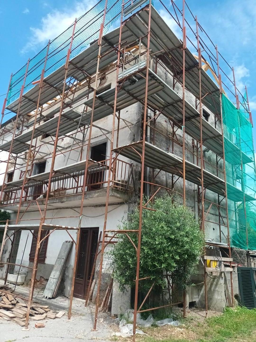 Trilocale con terrazzo, Capannori segromigno in piano