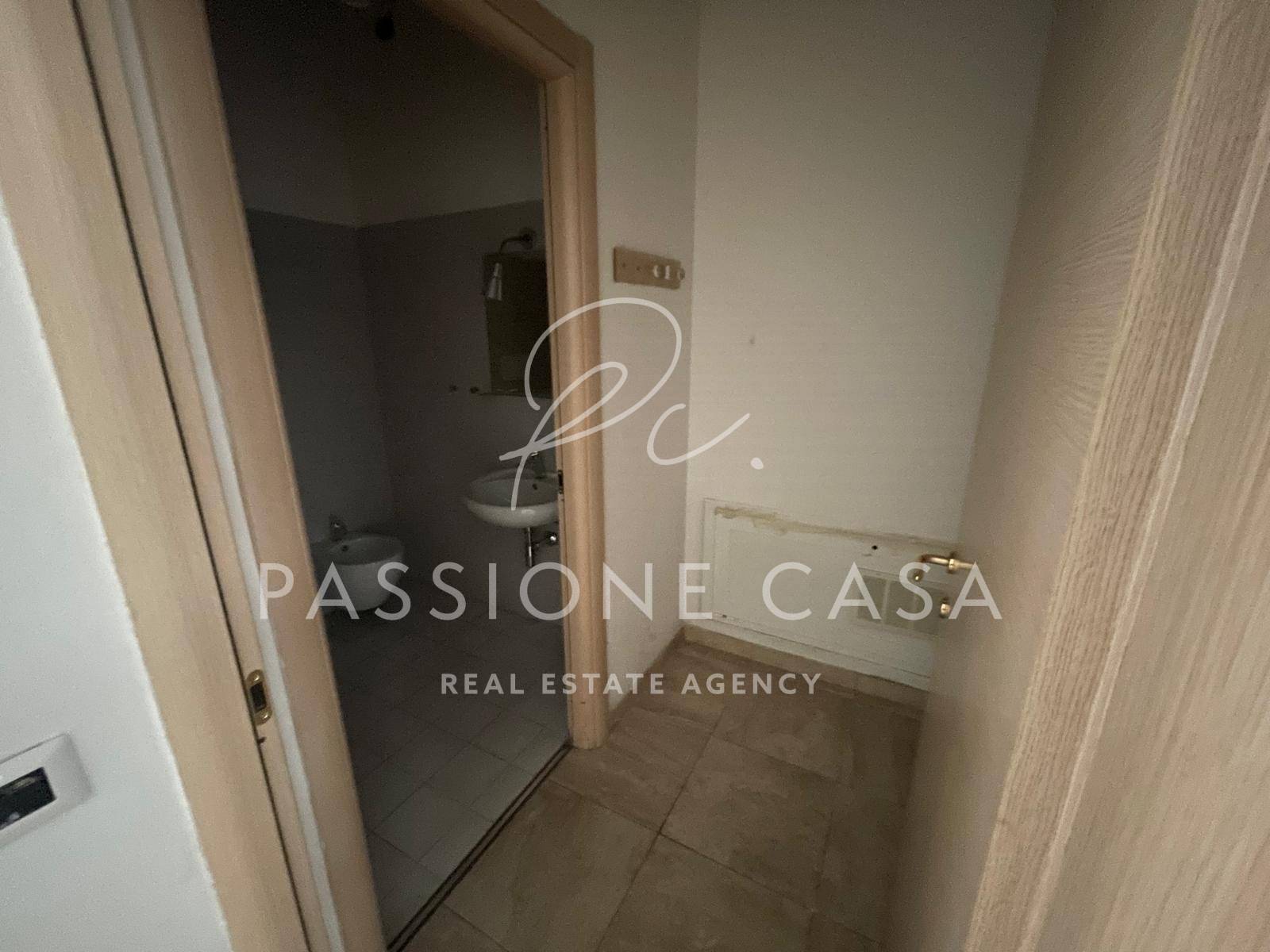 Locale commerciale in affitto a Segrate, Centro