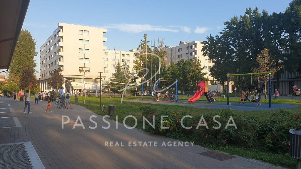 Locale commerciale in affitto a Segrate, Centro