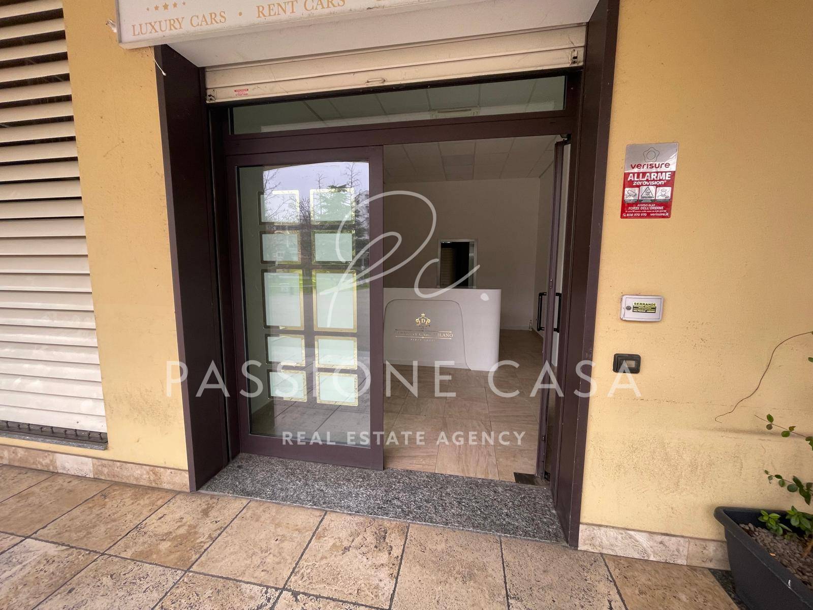 Locale commerciale in affitto a Segrate, Centro