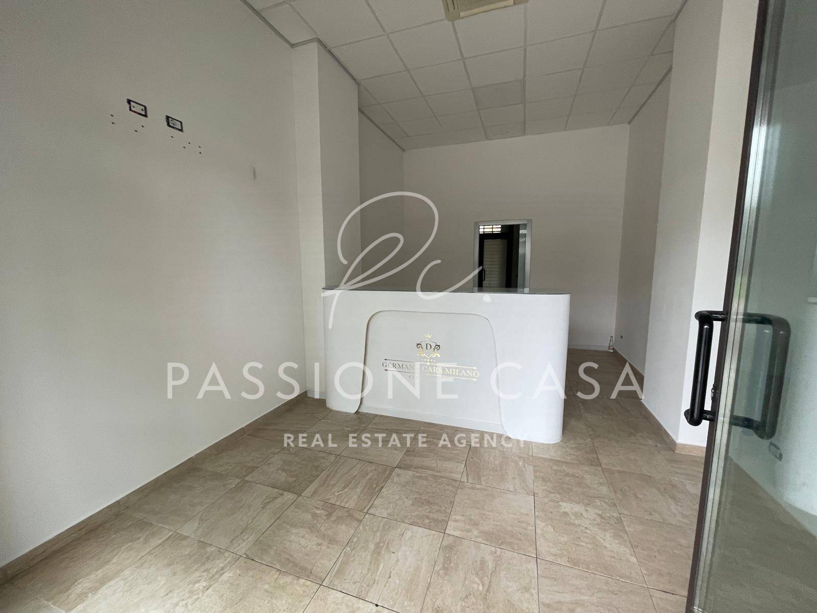 Locale commerciale in affitto a Segrate, Centro