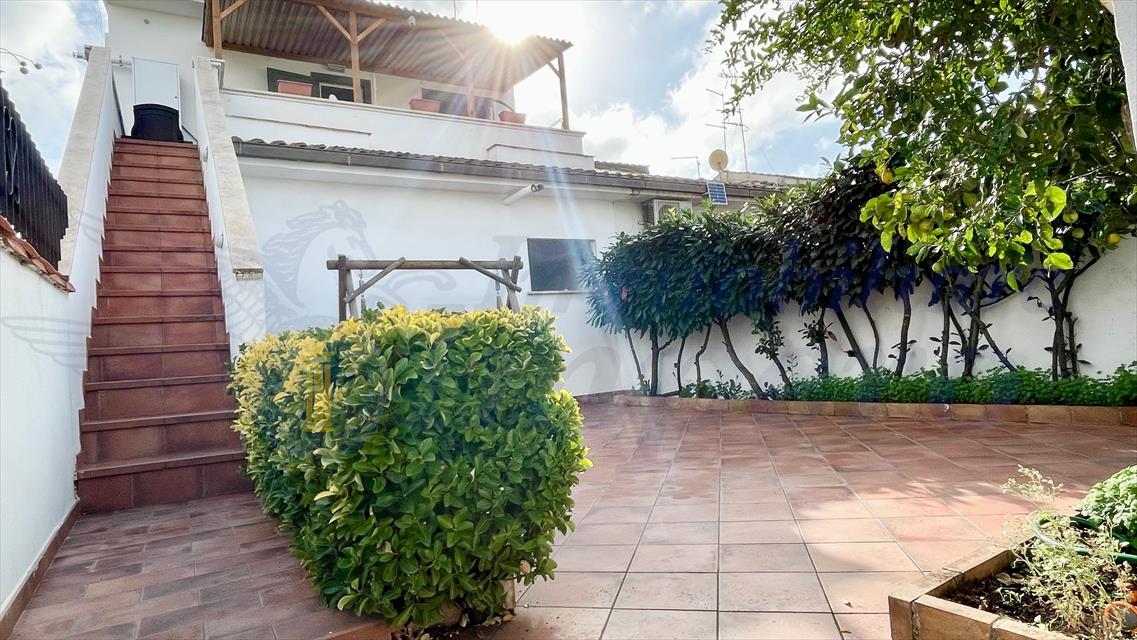 Bilocale con giardino in via della bilancia 2c, Pomezia