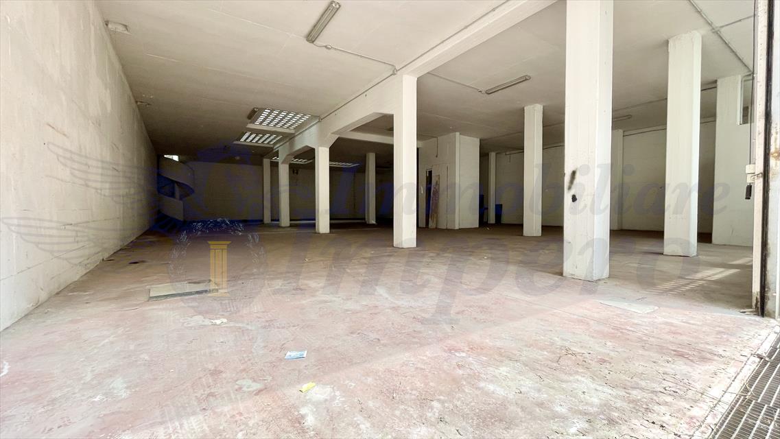 Magazzino in vendita in via santorre di santarosa 18, Pomezia