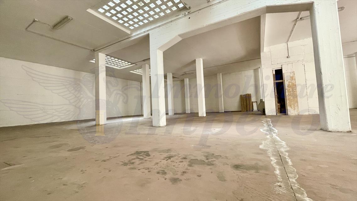 Magazzino in vendita in via santorre di santarosa 18, Pomezia