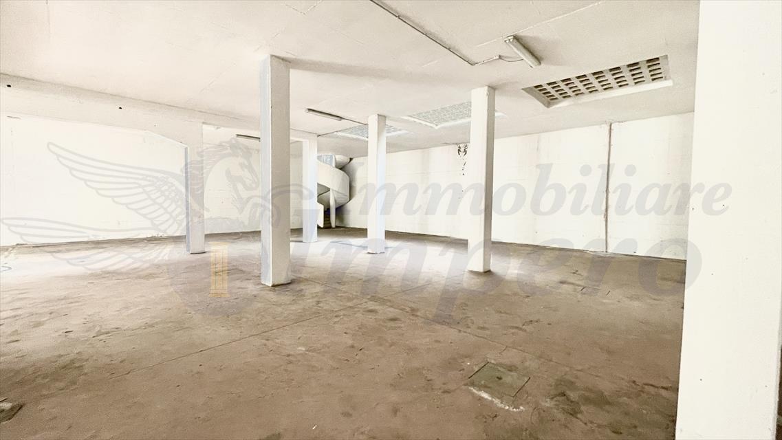 Magazzino in vendita in via santorre di santarosa 18, Pomezia