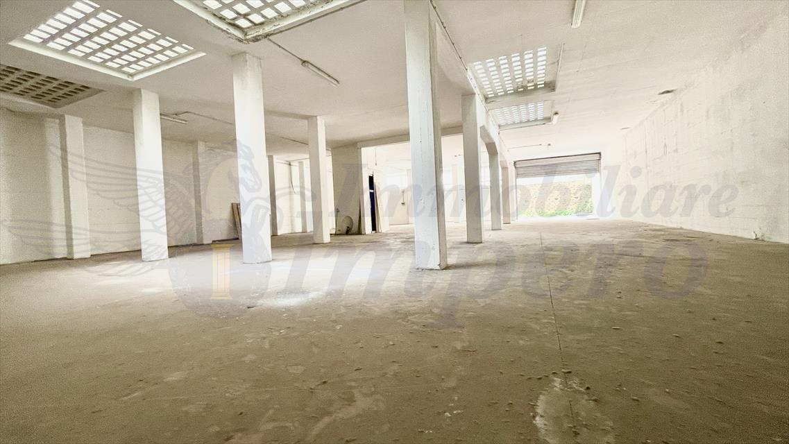 Magazzino in vendita in via santorre di santarosa 18, Pomezia