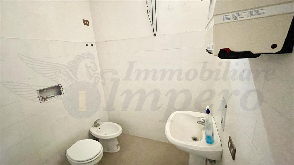 Magazzino in vendita in via santorre di santarosa 18, Pomezia