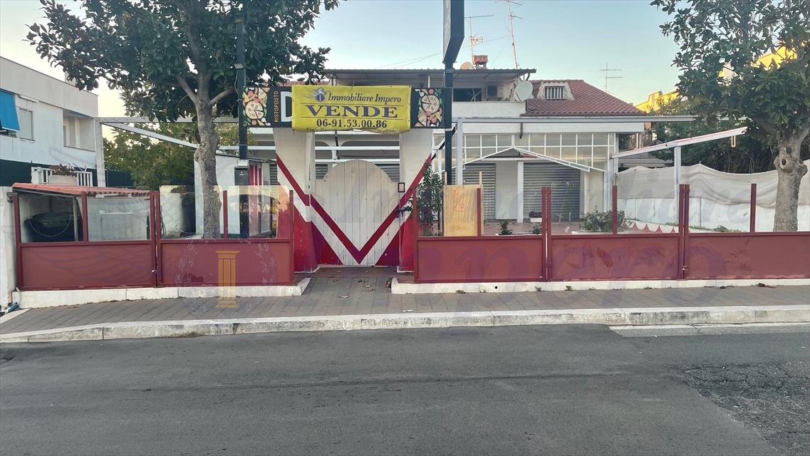 Locale commerciale con giardino in viale danimarca 169, Pomezia