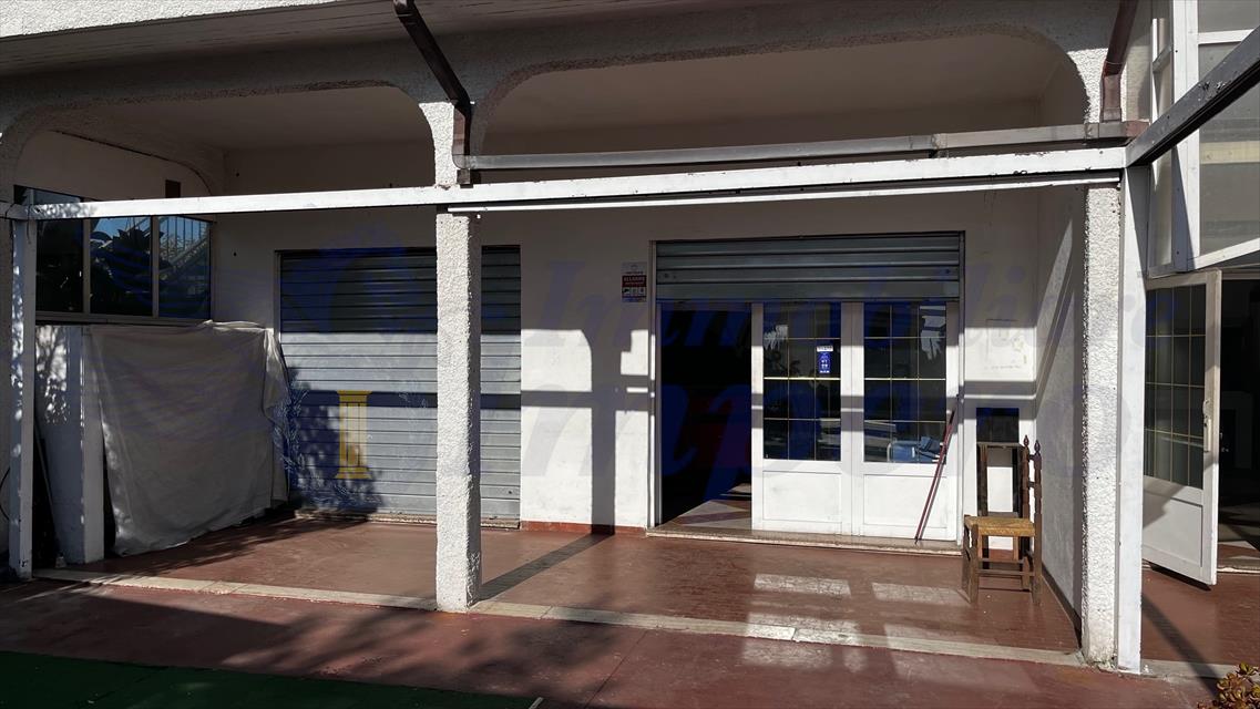 Locale commerciale con giardino in viale danimarca 169, Pomezia