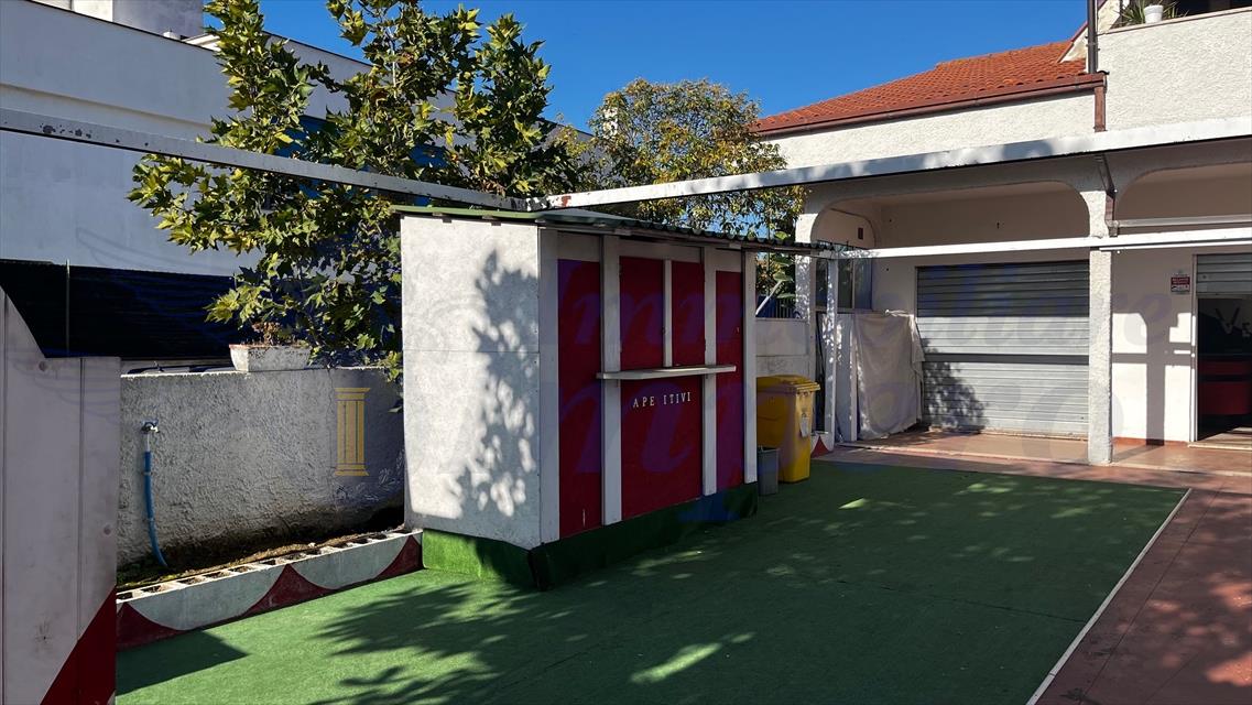 Locale commerciale con giardino in viale danimarca 169, Pomezia