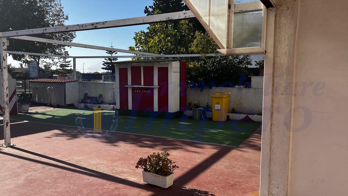 Locale commerciale con giardino in viale danimarca 169, Pomezia