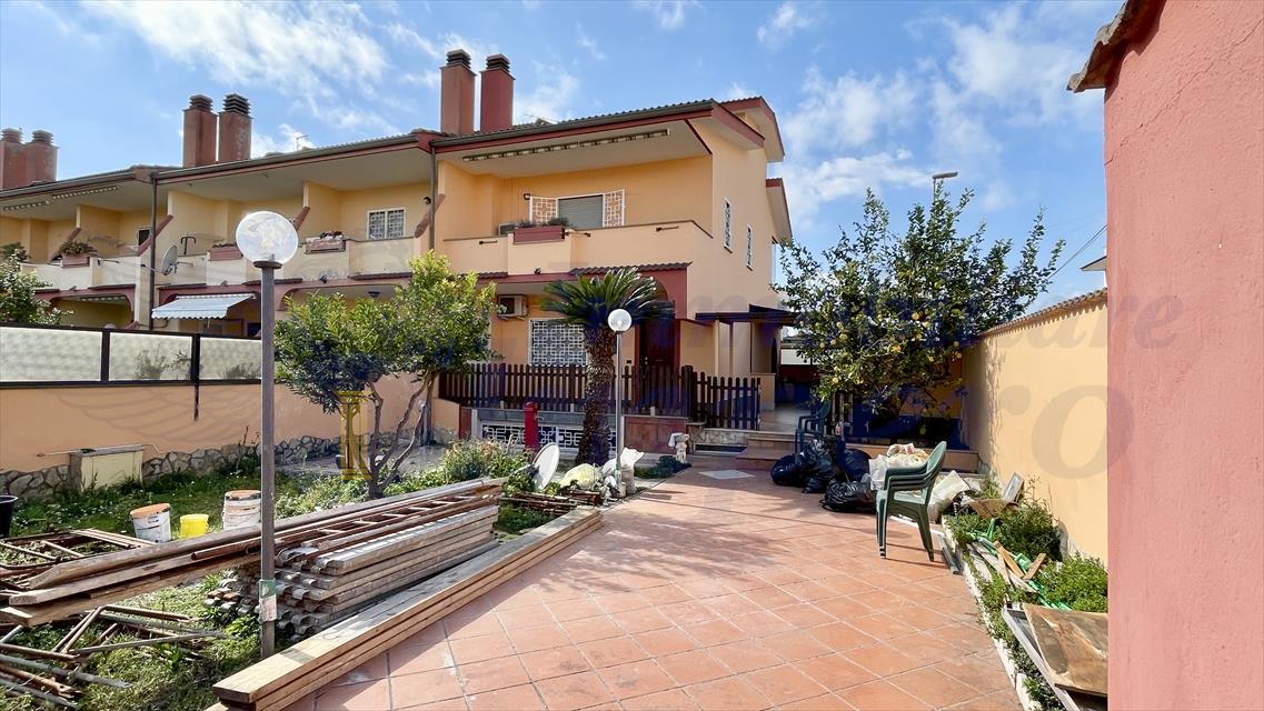 Villa con giardino, Pomezia martin pescatore