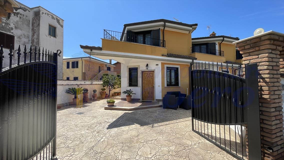 Villa con giardino, Pomezia martin pescatore