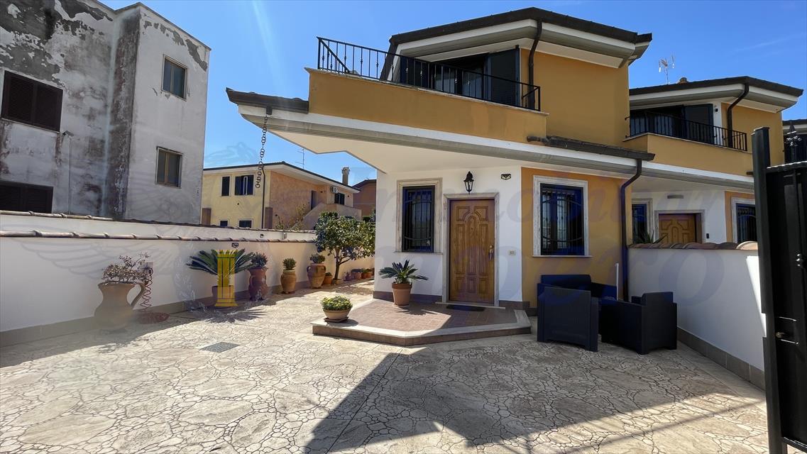 Villa con giardino, Pomezia martin pescatore