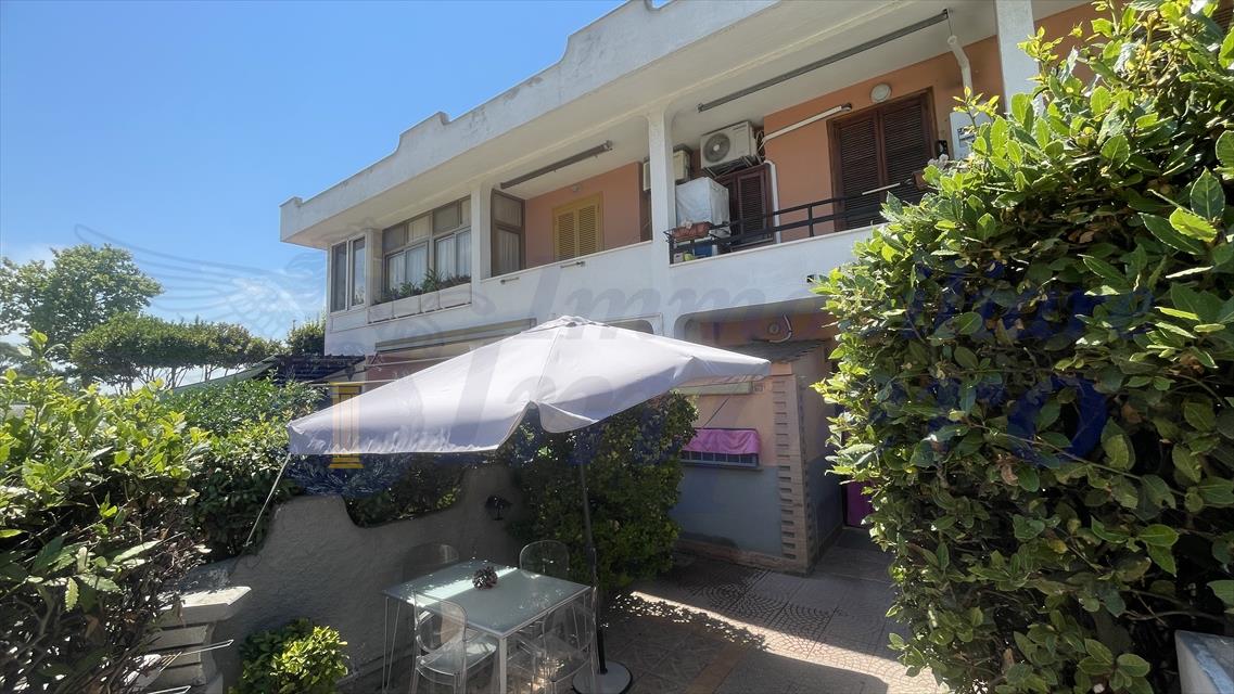 Villa con giardino in viale danimarca 145, Pomezia