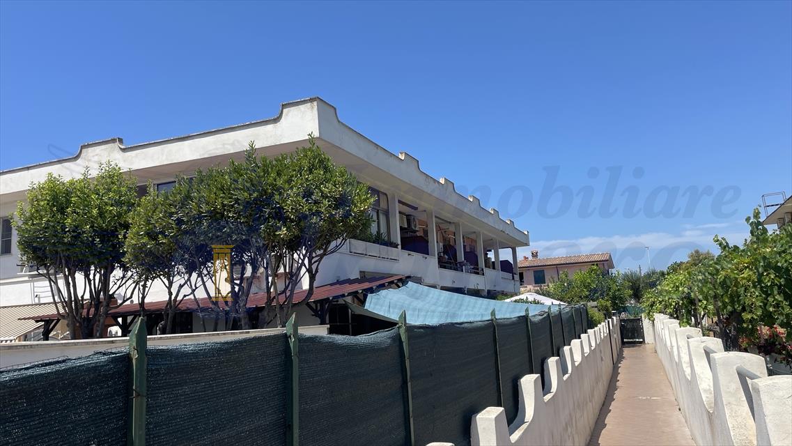 Villa con giardino in viale danimarca 145, Pomezia