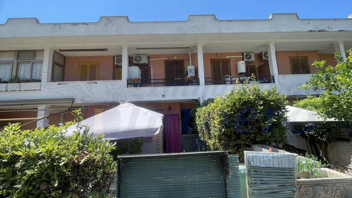 Villa con giardino in viale danimarca 145, Pomezia