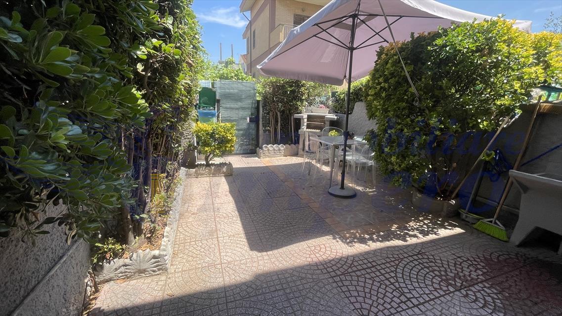 Villa con giardino in viale danimarca 145, Pomezia