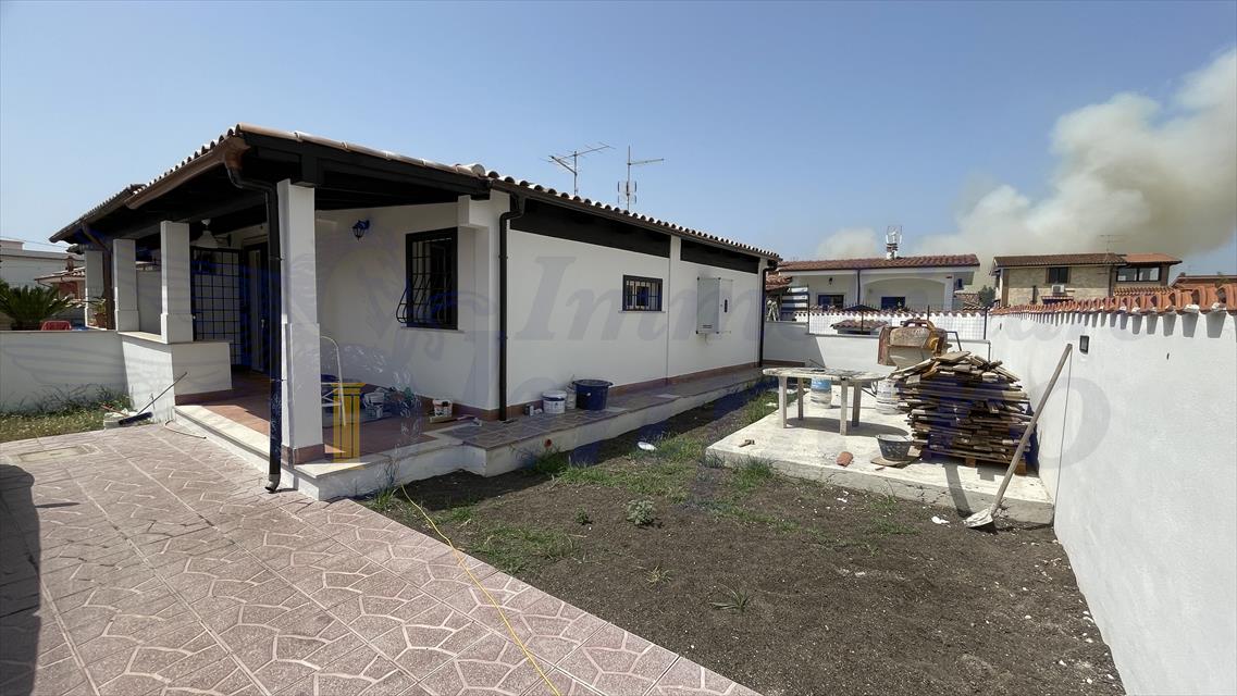 Villa con giardino in via gubbio 44, Ardea
