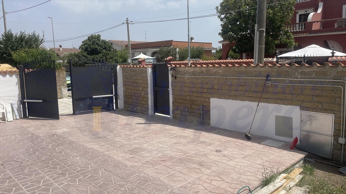 Villa con giardino in via gubbio 44, Ardea